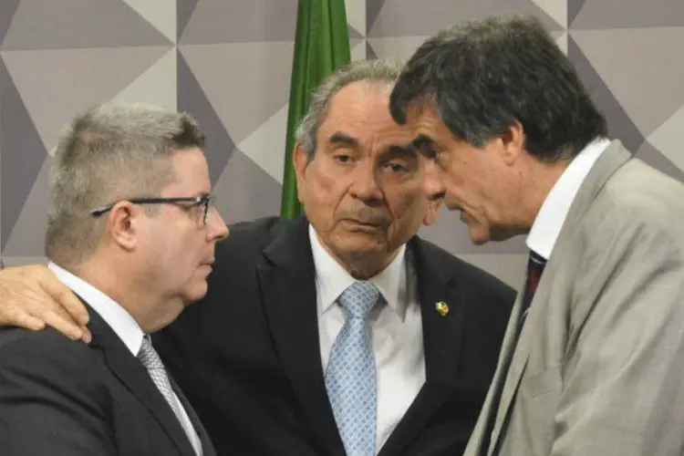 O relator do processo de impeachment, Antonio Anastasia (PSDB-MG) [E], o senador Raimundo Lira e José Eduardo Cardozo (D) (Antonio Cruz/ABr)
