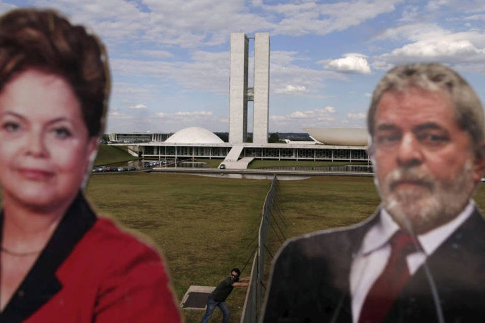 Grupos pró e contra impeachment se concentram em Brasília