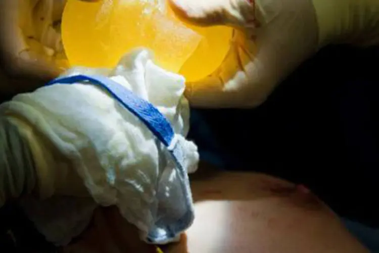 Cirurgião mostra prótese mamária em hospital de Caracas, em 25 de janeiro de 2012 (Leo Ramirez/AFP)