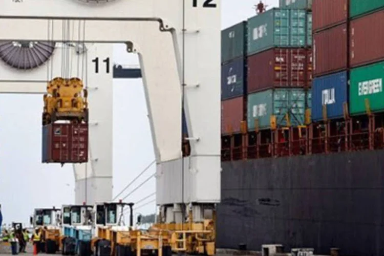 Déficit na balança comercial dos EUA aumentou devido à maior quantidade de importações (.)