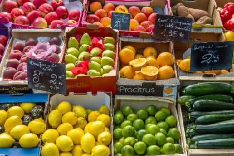 
	Vegetais e frutas s&atilde;o vistos em mercado na Fran&ccedil;a: os pre&ccedil;os ao produtor ca&iacute;ram 0,8 por cento em dezembro
 (Philippe Huguen/AFP)