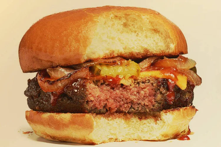 O hambúrguer da Impossible Foods: ele é feito apenas por componentes encontrados nas plantas (Reprodução)