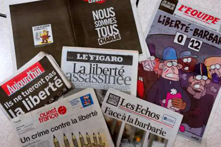 Jornais prestam homenagem à revista Charlie Hebdo em 8 de janeiro de 2014
 (Damien Meyer/AFP)