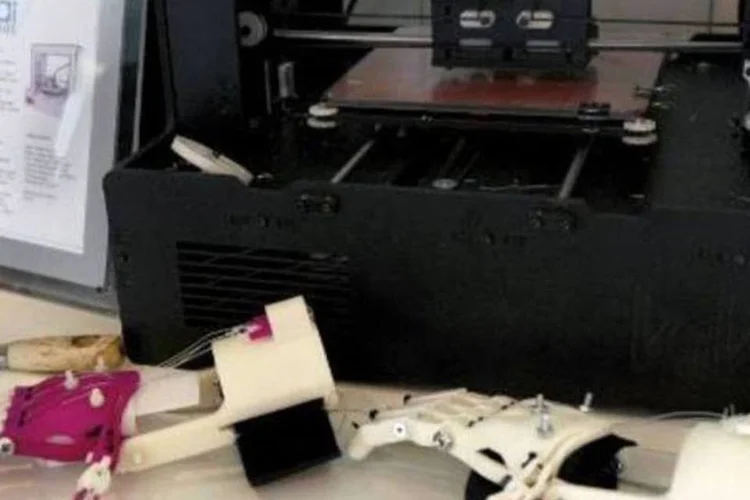
	M&atilde;o infantil fabricada com impressora 3D, no laborat&oacute;rio 3D LAB FAb &amp; Coffee: donos da empresa 3D deram a Felipe o que acabaria sendo uma demonstra&ccedil;&atilde;o de alcance infinito (AFP)