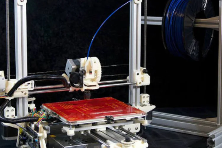 
	Impressora 3D: as instru&ccedil;&otilde;es para constru&ccedil;&atilde;o da pistola, a primeira de fabrica&ccedil;&atilde;o caseira, foram fornecidas para portais como o Mega, conhecido por ser &quot;r&aacute;pido e gratuito&quot;
 (Reprodução/Wikimedia Commons)