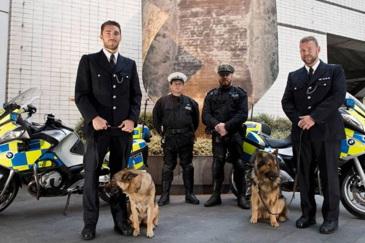 
	Inaugura&ccedil;&atilde;o de exposi&ccedil;&atilde;o do Museu do Crime, em Londres: &quot;S&atilde;o objetos muito importantes para n&oacute;s, s&atilde;o objetos educativos&quot;, diz Martin Hewitt, subcomandante da pol&iacute;cia brit&acirc;nica
 (Divulgação / Museum of London)