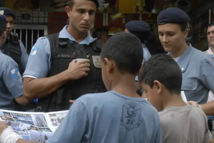 
	Policiais em UPP: os&nbsp;policiais&nbsp;fazem buscas para encontrar os autores dos disparos
 (Tânia Rego/Agência Brasil)