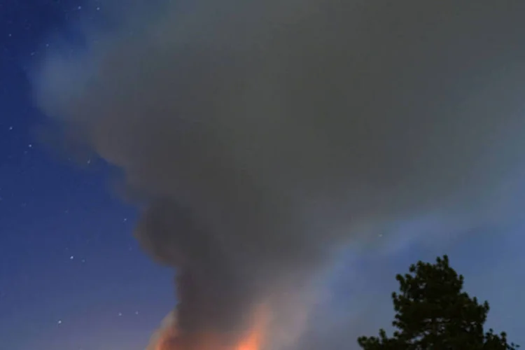 Incêndio em em Idyllwild, na Califórnia: o incêndio, que está controlado em somente 15% da área deflagrada, queimou quase 20 imóveis e entre 4 e 6 veículos, segundo as autoridades. (REUTERS/Gene Blevins)