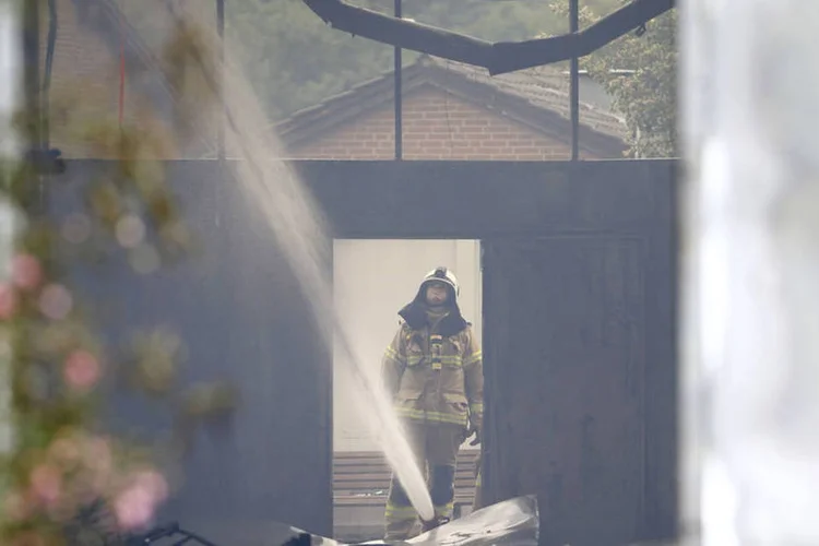 
	Inc&ecirc;ndio: as cerca de 130 pessoas que estavam no interior do pavilh&atilde;o quando come&ccedil;ou o fogo conseguiram sair
 (Wolfgang Rattay / Reuters)