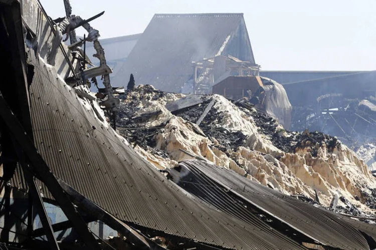 
	Destro&ccedil;os do armaz&eacute;m: medida foi preventiva, enquanto a empresa avalia os estragos causados pelo fogo
 (Paulo Whitaker/Reuters)