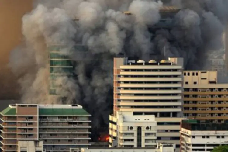 Nuvem de fumaça cobre bairro comercial da capital tailandesa: operação teve como objetivo devolver o controle de Bangcoc ao governo (.)