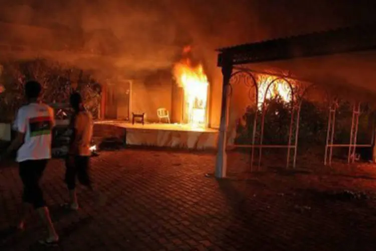 
	Inc&ecirc;ndio no complexo do consulado americano em Benghazi: quatro cidad&atilde;os americanos foram mortos no ataque
 (AFP)