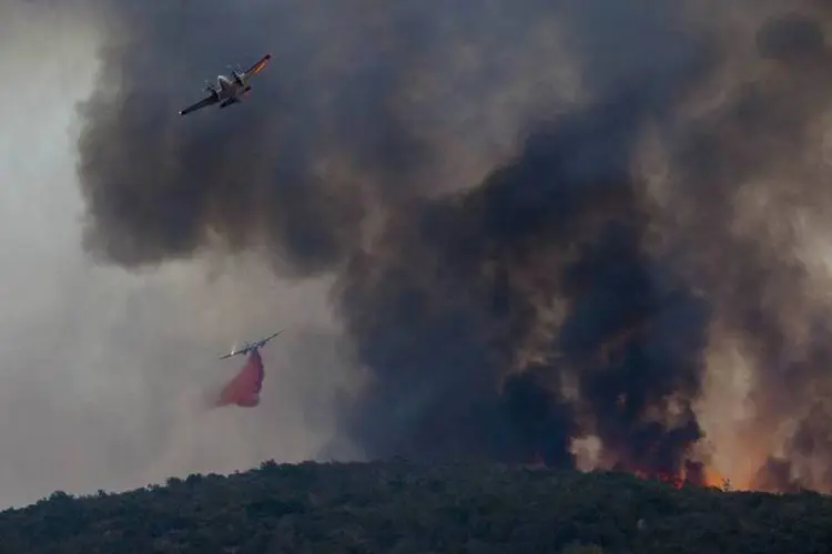 Aeronaves combatem incêndio florestal na Califórnia: ainda se desconhece a origem dos incêndios (Sam Hodgson/Reuters)