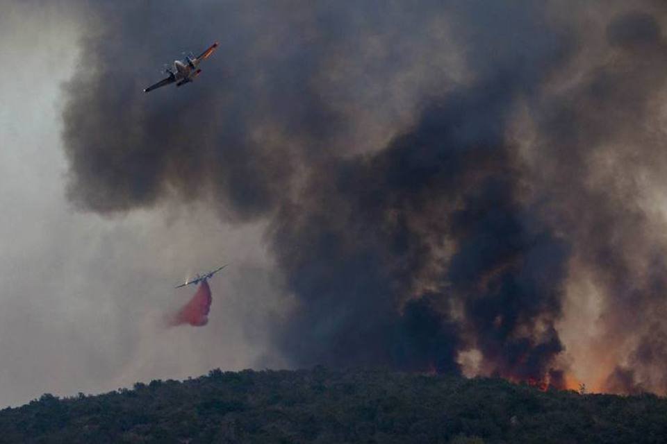 Milhares de casas são evacuadas na Califórnia por incêndio