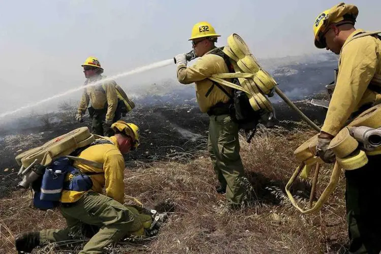 Bombeiros lutam para apagar o fogo de um incêndio em San Diego, na Califórnia (Sandy Huffaker/Reuters)