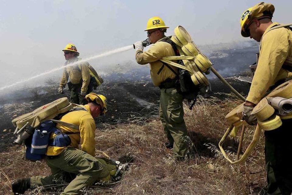 Incêndio força esvaziamento de 20.000 casas em San Diego