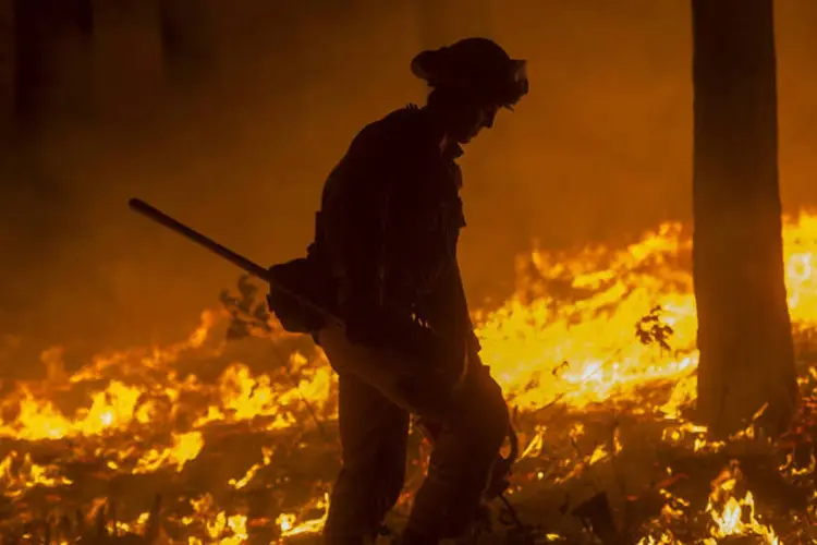 Fogo na Califórnia: incêndio obrigou cerca de 2.800 a sairem de suas casas no norte (Noah Berger/Reuters)