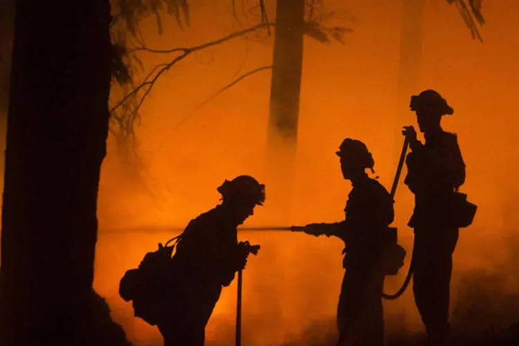 
	Inc&ecirc;ndios: bombeiros enfrentam o Rei do Fogo em floresta da Sierra Nevada, Calif&oacute;rnia
 (Noah Berger/Reuters)