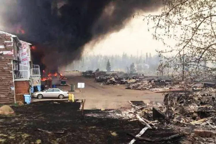 
	Inc&ecirc;ndio: Hodgson e Ryan s&atilde;o as duas primeiras v&iacute;timas do inc&ecirc;ndio que come&ccedil;ou domingo e que j&aacute; consumiu mais de 85 mil hectares de floresta
 ( Bonnyville Regional Fire Authority / Reuters)