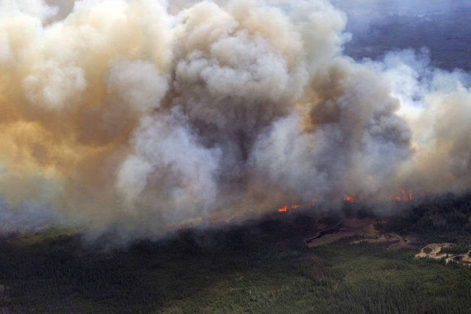 Incêndio no Canadá aumenta muito de tamanho