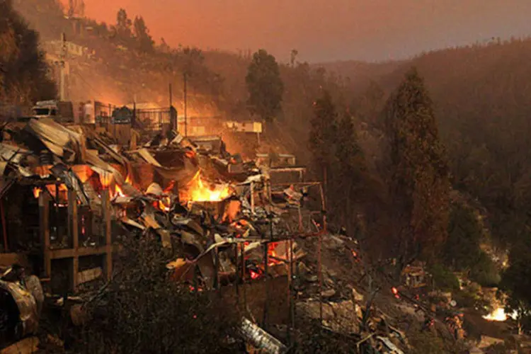 Casas destruídas no local onde uma floresta pegou fogo em Valparaíso: este é o maior incêndio registrado na história do município (REUTERS/Cristobal Saavedra)