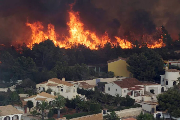 
	Espanha: as autoridades regionais acreditam que o fogo foi provado por causa de seus m&uacute;ltiplos focos
 (Heino Kalis / Reuters)