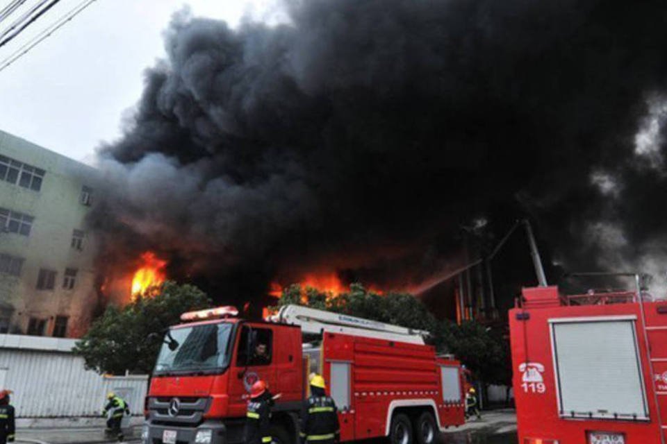 Incêndio em fábrica na China permanece oculto por poluição