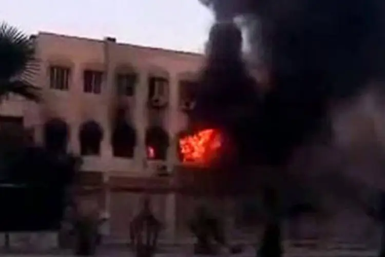 Imagem do Youtube mostra um incêndio num prédio do distrito de Al-Hajar al-Aswad, em Damasco: Os combates estão concentrados em várias áreas (AFP)