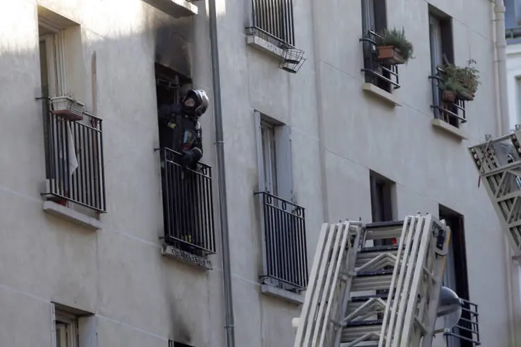 
	Inc&ecirc;ndio em apartamento em Paris: chamas come&ccedil;aramna parte baixa do edif&iacute;cio de um distrito onde a maioria dos moradores &eacute; de origem argelina
 (Reuters / Charles Platiau)