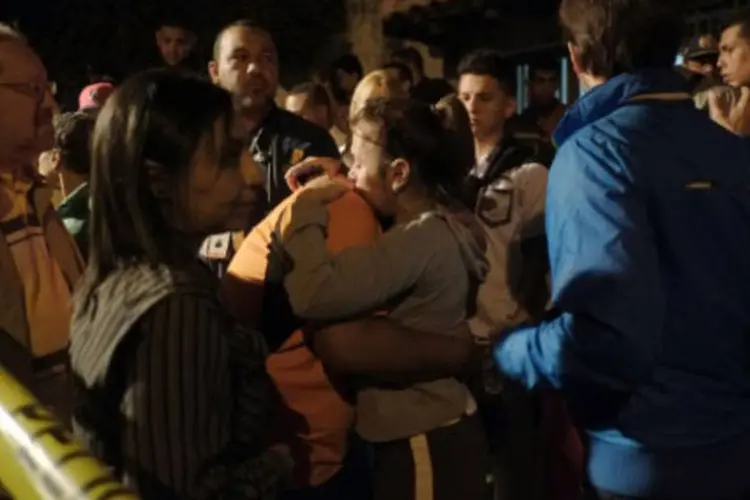 
	Parentes de idosos se abra&ccedil;am ap&oacute;s inc&ecirc;ndio em asilo: &quot;&Eacute; milagroso que mais de 30 tenham sido retirados e resgatados&quot;, disse prefeito, e agradeceu a interven&ccedil;&atilde;o dos vizinhos
 ( AFP / Juan Barreto)