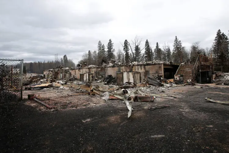 
	Canad&aacute;: a queda nas temperaturas nos dois &uacute;ltimos dias ajudou a desacelerar o avan&ccedil;o das chamas, o que deu um pequeno respiro &agrave;s equipes dosbombeiros
 (Chris Wattie / Reuters)