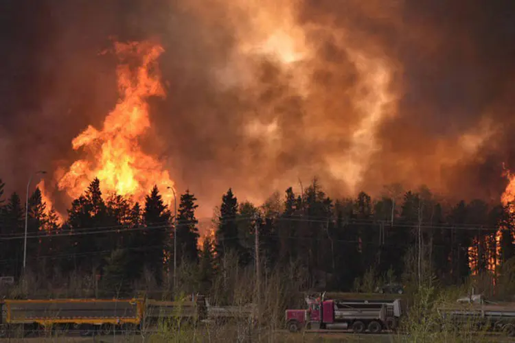 
	Inc&ecirc;ndio: escassez de combust&iacute;vel e o tr&aacute;fego pesado atrapalharam a partida dos moradores de Fort McMurray
 (Handout / Reuters)