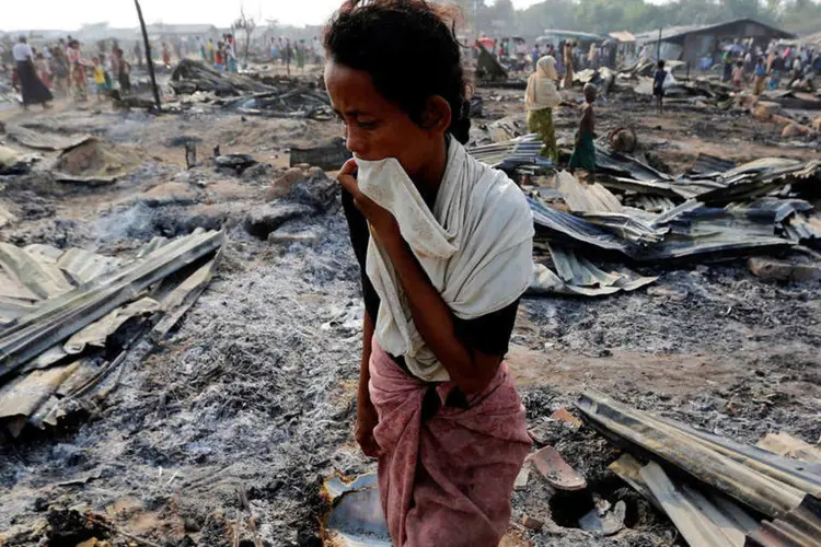 
	Inc&ecirc;ndio: um funcion&aacute;rio disse que cerca de 450 fam&iacute;lias est&atilde;o afetadas
 (Soe Zeya Tun / Reuters)