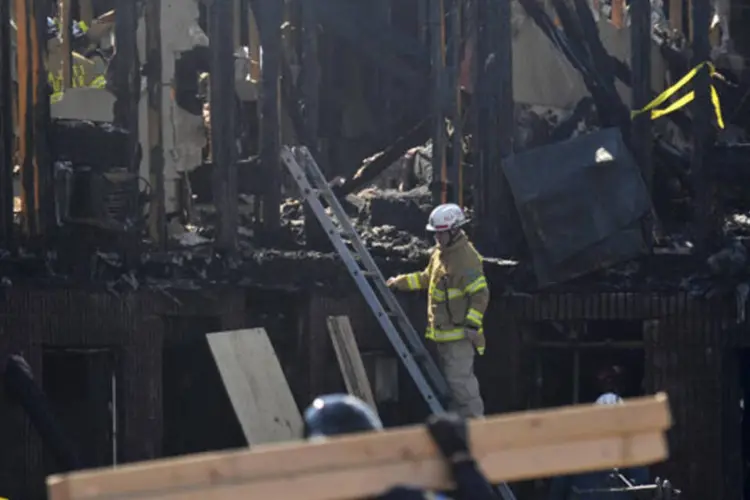 Equipes de resgates trabalham no Mariner's Cove Inn após o incêndio que destruiu parte do motel, em Point Pleasant Beach, New Jersey (Charles Mostoller/Reuters)