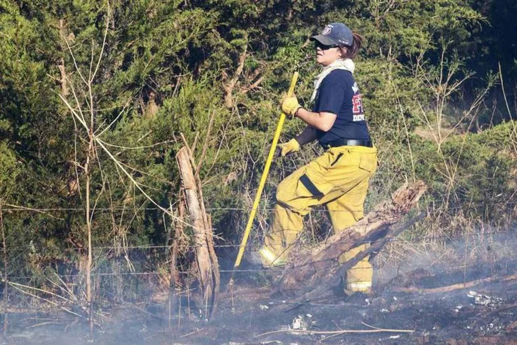 Bombeiro no combate ao fogo em uma floresta perto de Guthrie, em Oklahoma, nos Estados Unidos (Richard Rowe/Reuters)