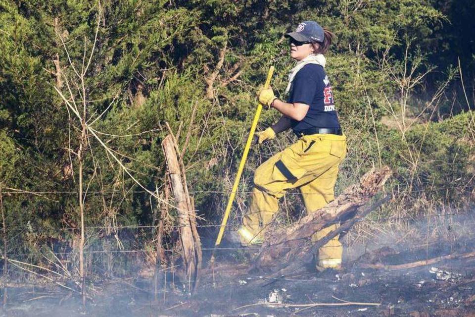 Mais de 1.000 pessoas fogem de incêndio mortal em Oklahoma