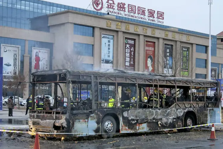 
	&Ocirc;nibus queimado: o suspeito, identificado como Ma Yongping, foi detido em um edif&iacute;cio em obras com parte de sua roupa queimada
 (Reuters)