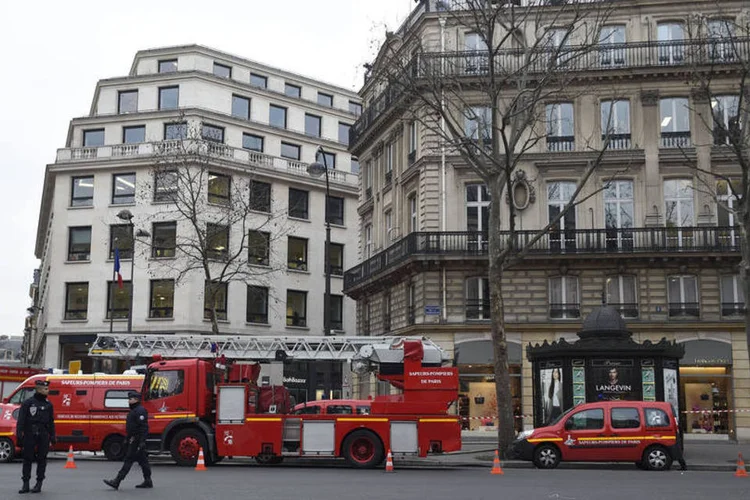 
	Inc&ecirc;ndio: as chamas tinham destru&iacute;do boa parte do telhado do estabelecimento de luxo que fica na pra&ccedil;a Vendome
 (Lionel Bonaventure / AFP)