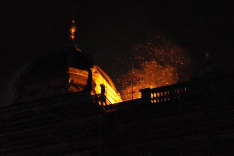 Incêndio destrói parte do telhado do Museu Nacional de Praga