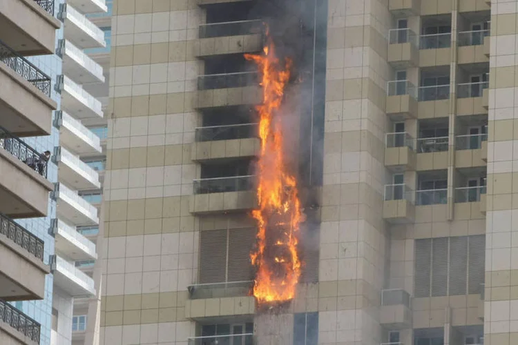
	Inc&ecirc;ndio: o Escrit&oacute;rio de Informa&ccedil;&atilde;o do governo de Dubai informou que o inc&ecirc;ndio come&ccedil;ou nos andares 60&ordm; e 70&ordm; e depois se espalhou
 (Ahmed Jadallah / Reuters)