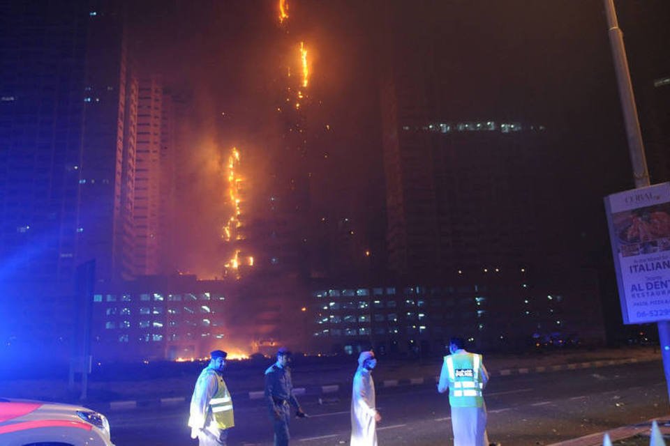 Incêndio em arranha-céu nos Emirados Árabes deixa 12 feridos