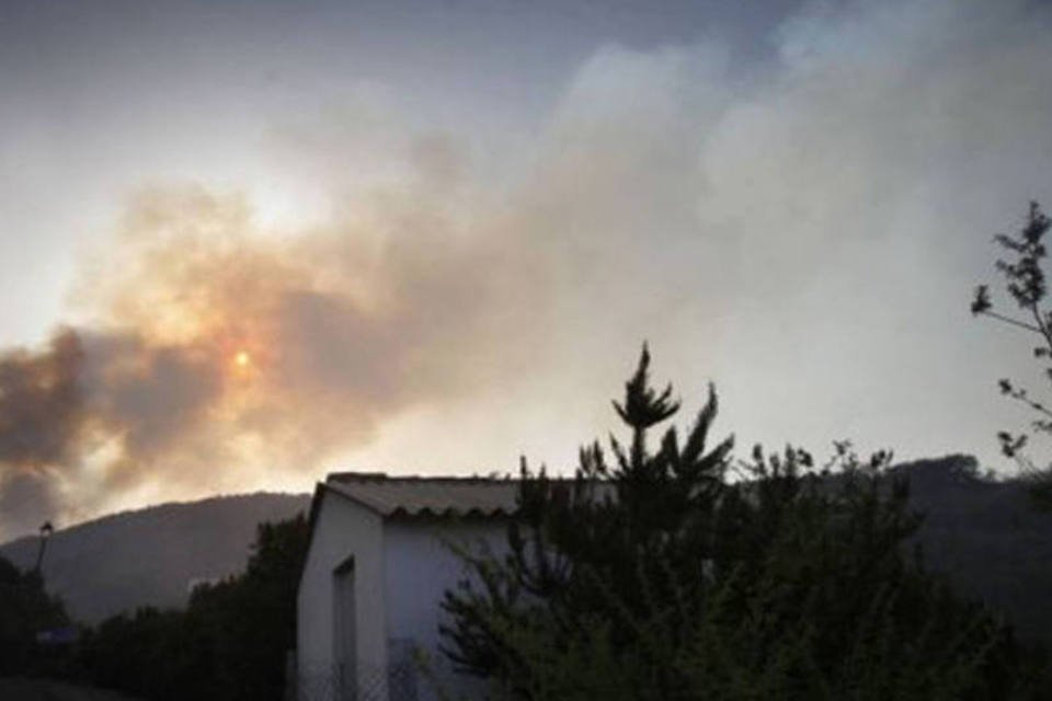 Incêndio destrói 50 imóveis na Califórnia