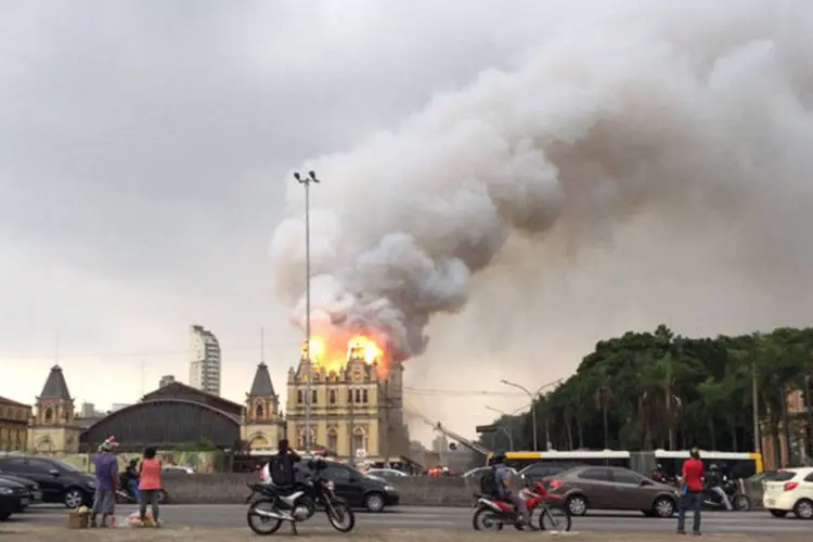 Incêndio no Museu da Língua Portuguesa, na Estação da Luz, em São Paulo, em imagem publicada pelo ator Dan Stulbach
 (Reprodução/twitter/@danstulbach)