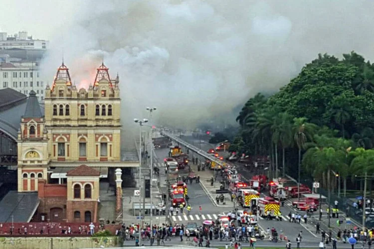
	Inc&ecirc;ndio no Museu da L&iacute;ngua Portuguesa: a Funda&ccedil;&atilde;o Roberto Marinho vai se responsabilizar pela reconstru&ccedil;&atilde;o, restauro e reinstala&ccedil;&atilde;o do museu, inclusive com as revis&otilde;es museogr&aacute;ficas
 (Reprodução/twitter/@PMSP)