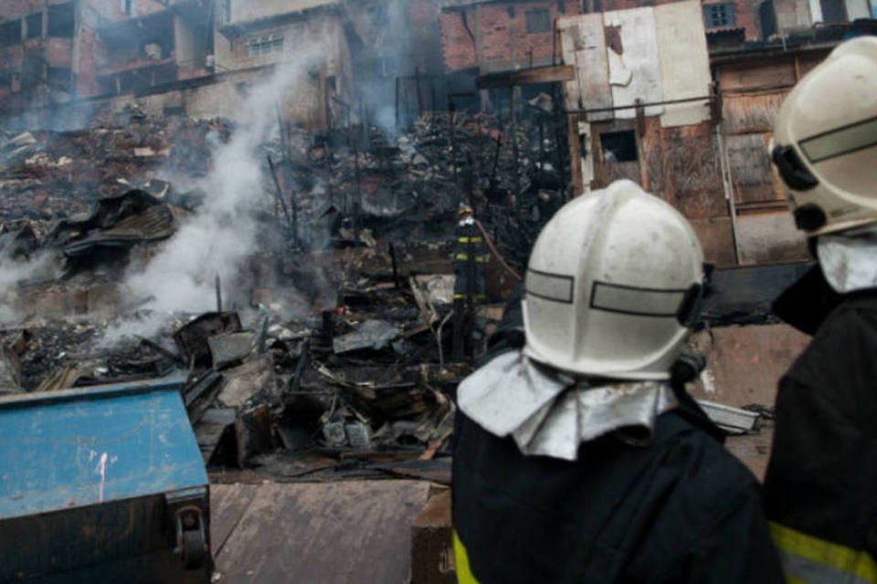Bombeiros combatem incêndio em favela de São Paulo