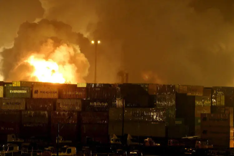 Vazamento de produtos químicos seguido de incêndio em terminal no Guarujá, litoral de São Paulo (Paulo Whitaker/Reuters)