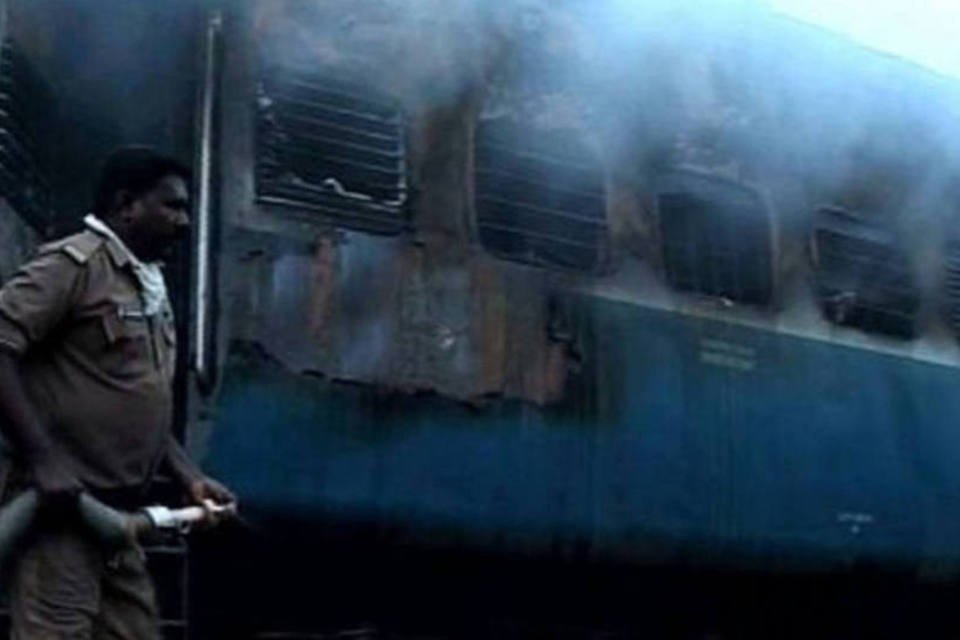 Trem pega fogo e mata pelo menos 35 pessoas na Índia