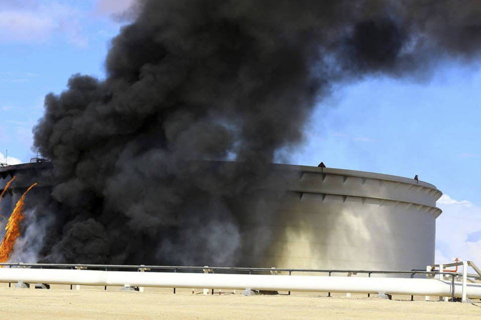 Depósitos de petróleo pegam fogo em combate com EI na Líbia