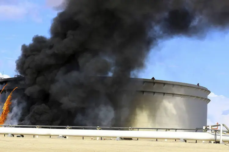 
	Inc&ecirc;ndio em tanque de petr&oacute;leo na L&iacute;bia: ps pre&ccedil;os subiram mais cedo devido &agrave;s preocupa&ccedil;&otilde;es com a L&iacute;bia, onde uma autoridade disse que os dois principais portos do pa&iacute;s estavam fechados
 (Stringer/Reuters)