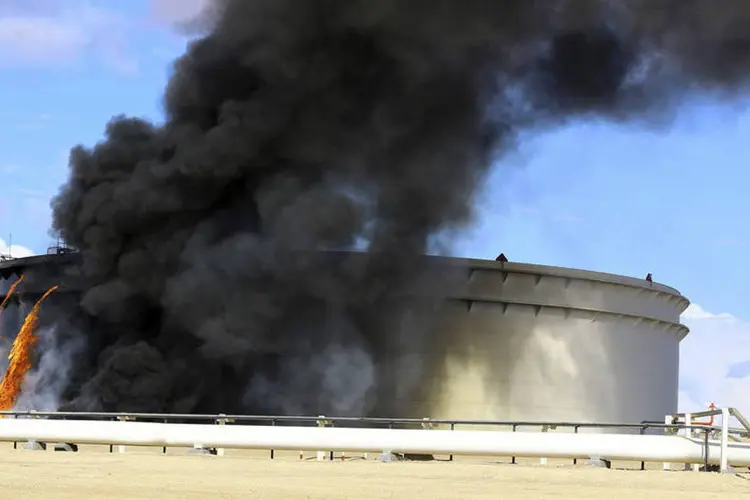 Incêndio em tanque de petróleo na Líbia: primeiro tanque foi atingido durante confrontos entre facções armadas que disputam o controle de porto (Stringer/Reuters)